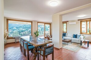 Family Apartment, Multiple Bedrooms, 2 Bathrooms, Mountainside (Villa Siwaton Bellavista 2) | Dining room