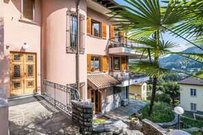 Perhehuoneisto, useita makuuhuoneita, 2 kylpyhuonetta, vuorten lähellä (Villa Siwaton Bellavista 2) | Ulkopuoli