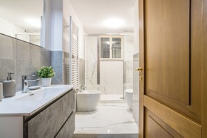 Familieleilighet, 2 soverom, 2 bad, ved fjell (Villa Siwaton Bellavista 1) | Bad | Dusj, hårføner, bidé og håndklær