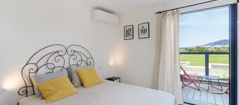 Bed and Breakfast 'Chambre 1' with Sea View, Wi-Fi and Air Conditioning