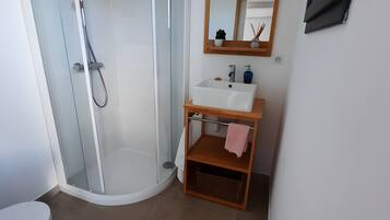 Suihku, hiustenkuivaaja, pyyhkeet