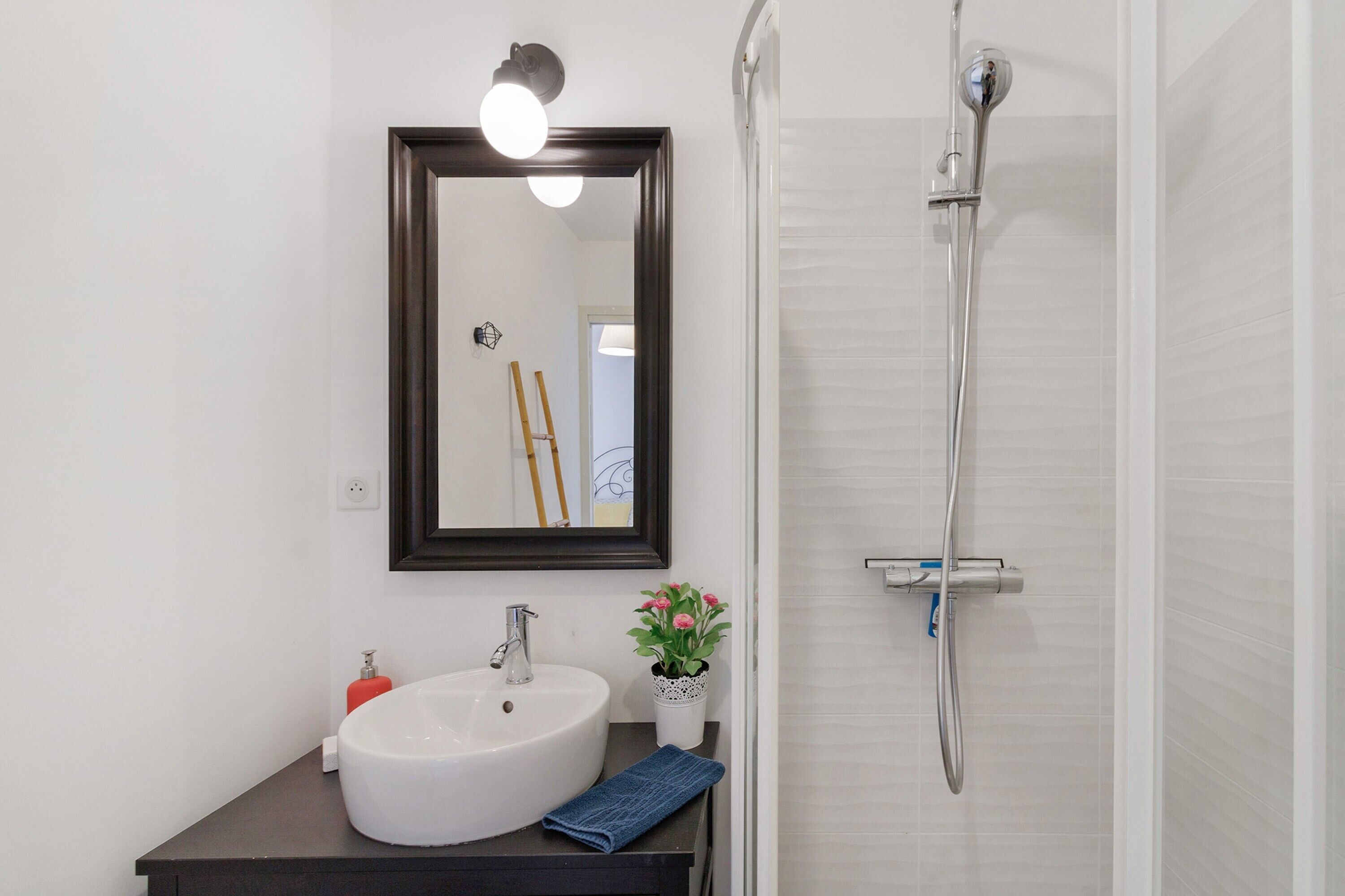 Douche, sèche-cheveux, serviettes fournies