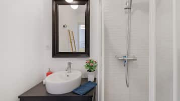 Douche, sèche-cheveux, serviettes fournies