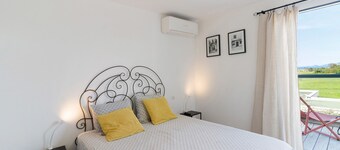 Bed and Breakfast 'Chambre 1' with Sea View, Wi-Fi and Air Conditioning