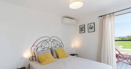 Bed and Breakfast 'Chambre 1' with Sea View, Wi-Fi and Air Conditioning