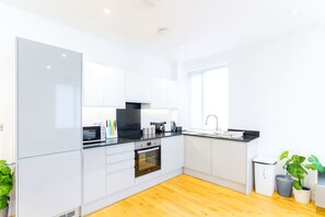 ثلاجة، ميكروويف، فرن، موقد طهي مسطح