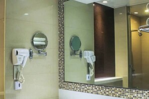Shower, hair dryer, bidet, towels - Prime Asia Hotel Studio (Angles City)