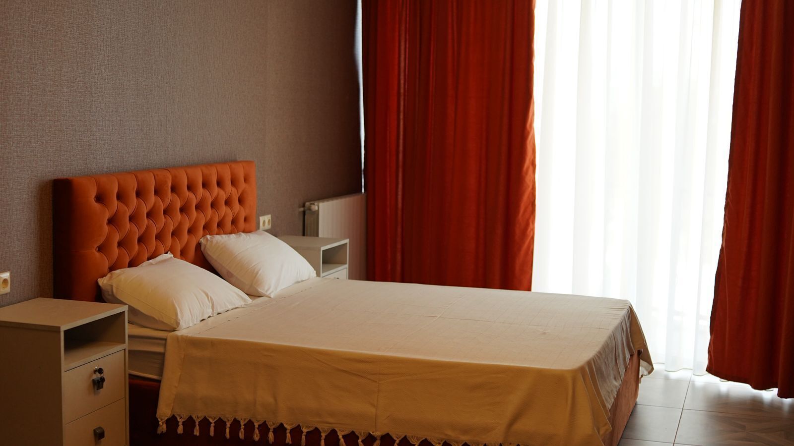 Quarto casal básico, sacada, vista para o jardim | Wi-Fi de cortesia