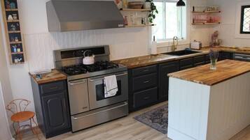 Suite, 4 chambres, cuisine | Cuisine privée | Réfrigérateur grande capacité avec congélateur, four à micro-ondes