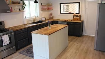 Suite, 4 Bedrooms, Kitchen | Private kitchen | Full-sized fridge, microwave, oven, stovetop