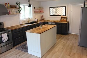 Suite, 4 Bedrooms, Kitchen | Private kitchen