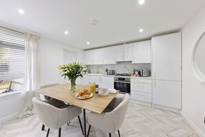 Oven, cookware/dishes/utensils, dining tables - Enjoyable Cornerstone cottage w/Netflix in charming Orpington. Sleeps 7 people (Orpington)