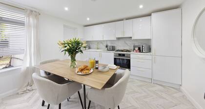 Enjoyable Cornerstone cottage with AC in charming Orpington. Sleeps 7 people