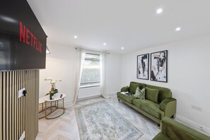 TV - Enjoyable Cornerstone cottage w/Netflix in charming Orpington. Sleeps 7 people (Orpington)