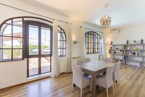 Huoneisto, 2 makuuhuonetta, yksityinen uima-allas | Ruokasali