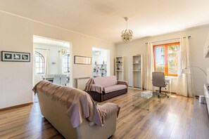 Huoneisto, 2 makuuhuonetta, yksityinen uima-allas | Oleskelualue | 30–tuumainen televisio, jossa satelliittikanavat