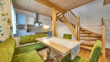 Comfort-Apartment, 2 Schlafzimmer, Haustiere gestattet, Gartenblick | Wohnbereich | 50-Zoll-Flachbildfernseher mit Kabelempfang