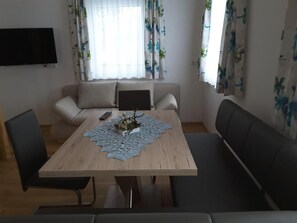 Comfort Condo, 2 Bedrooms, Pets allowed, Garden View | In-room dining