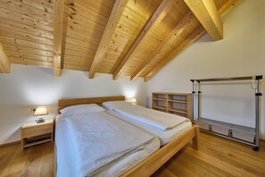 Comfort-Apartment, 2 Schlafzimmer, Haustiere gestattet, Gartenblick | Babybetten, kostenloses WLAN, Bettwäsche