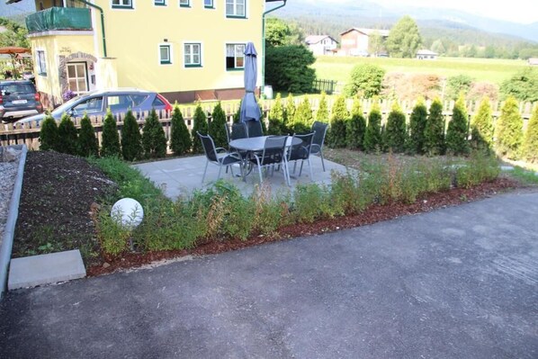 Lägenhet Comfort - 2 sovrum - husdjur tillåtna - utsikt mot trädgården | Terrass/Patio