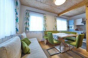 Comfort-Apartment, 2 Schlafzimmer, Haustiere gestattet, Gartenblick | Wohnbereich | 50-Zoll-Flachbildfernseher mit Kabelempfang