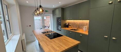 冷蔵庫、電子レンジ、オーブン、コンロ