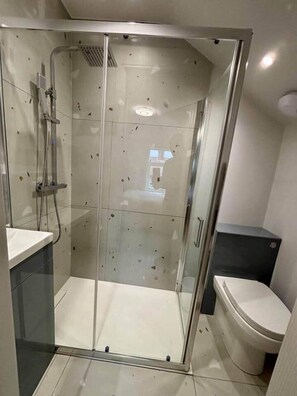 Towels - Room 6 - Modern Ensuite Room near Liverpool (Bootle)