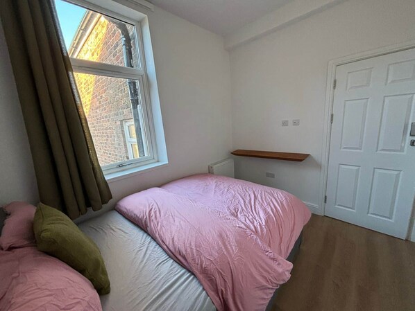 1 habitación, wifi y ropa de cama