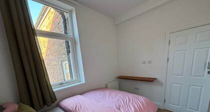 Room 3 - Bright Ensuite Double Room near Liverpool