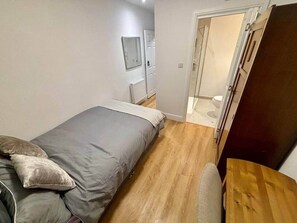 1 bedroom, WiFi, bed sheets - Room 4 - Comfortable Ensuite Room (Bootle)