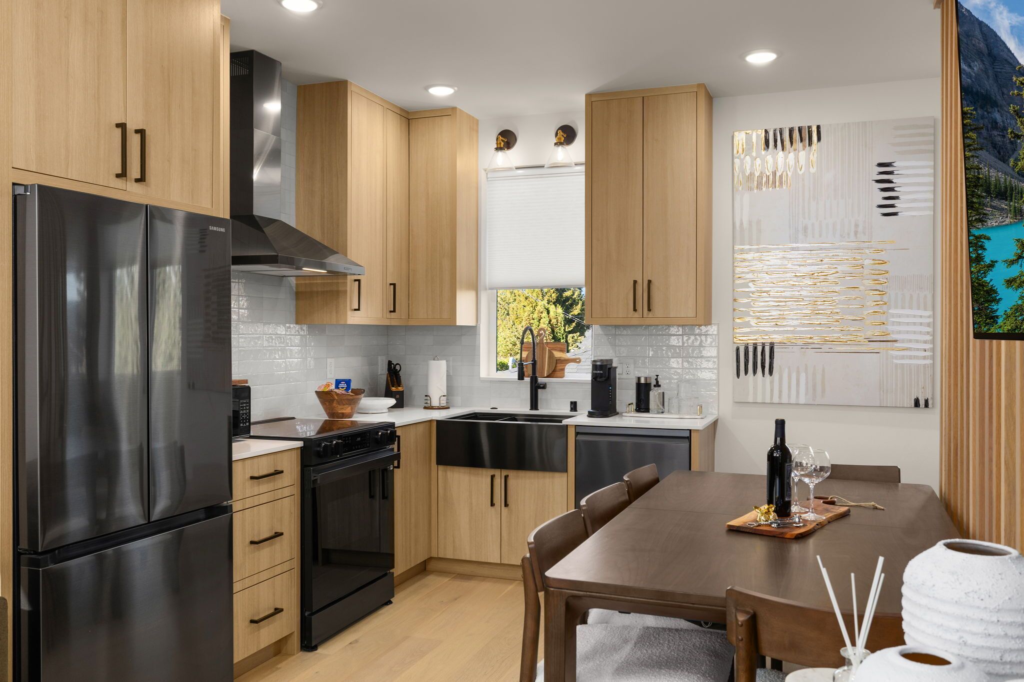 Een magnetron, een oven, een kookplaat, een vaatwasser