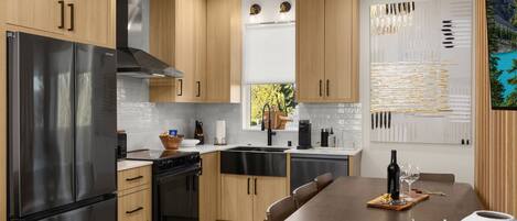 Microondas, horno, parrilla de estufa y lavavajillas