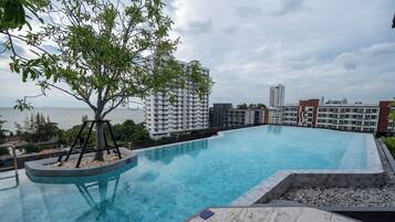 Außenpool, Sonnenschirme, Liegestühle