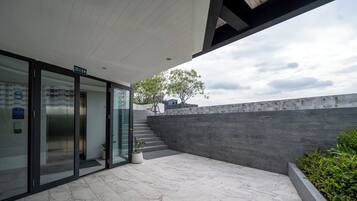 Outdoor pool, pool umbrellas, sun loungers