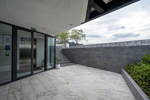 Outdoor pool, pool umbrellas, sun loungers