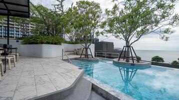 Außenpool, Sonnenschirme, Liegestühle