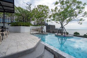 Ulkouima-allas, aurinkovarjoja, aurinkotuoleja