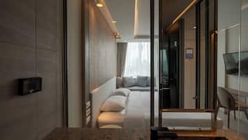 豪華雙人房, 非吸煙房, 部分海景 | 房內夾萬、書桌、遮光窗簾/窗簾、熨斗/熨衫板