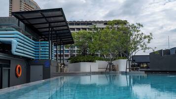 室外游泳池,池畔遮阳伞,日光浴躺椅