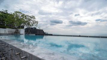 สระว่ายน้ำกลางแจ้ง, ร่มริมสระว่ายน้ำ, เก้าอี้อาบแดดริมสระ