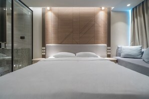 Deluxe tweepersoonskamer, niet-roken, gedeeltelijk uitzicht op zee | Een kluis op de kamer, een bureau, verduisterende gordijnen