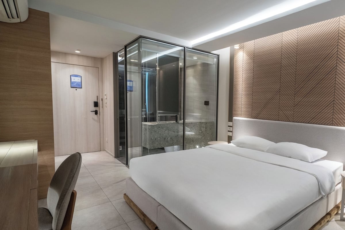 Phòng đôi Deluxe, ban công, quang cảnh thành phố | Két bảo mật tại phòng, bàn, màn/rèm cản sáng, bàn ủi/dụng cụ ủi quần áo