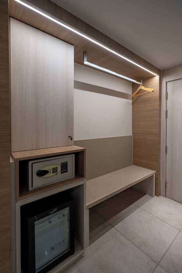 Deluxe tweepersoonskamer, niet-roken, gedeeltelijk uitzicht op zee | Kamervoorziening