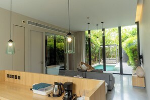 1 Bedroom Villa with Private Pool | ตู้นิรภัยในห้องพัก, โต๊ะทำงาน, ผ้าม่านกันแสง, เตารีด/โต๊ะรีดผ้า