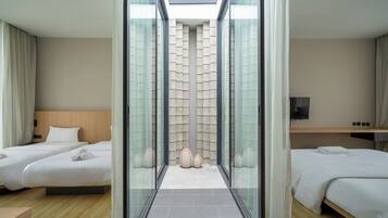 Caja de seguridad en la habitación, escritorio y cortinas blackout