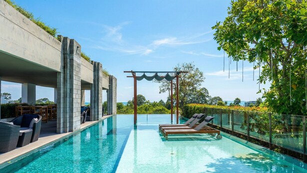 A modern outdoor pool area with lounge chairs and a pergola. - Oceanphere Villa by Prop Hopper (Sattahip)