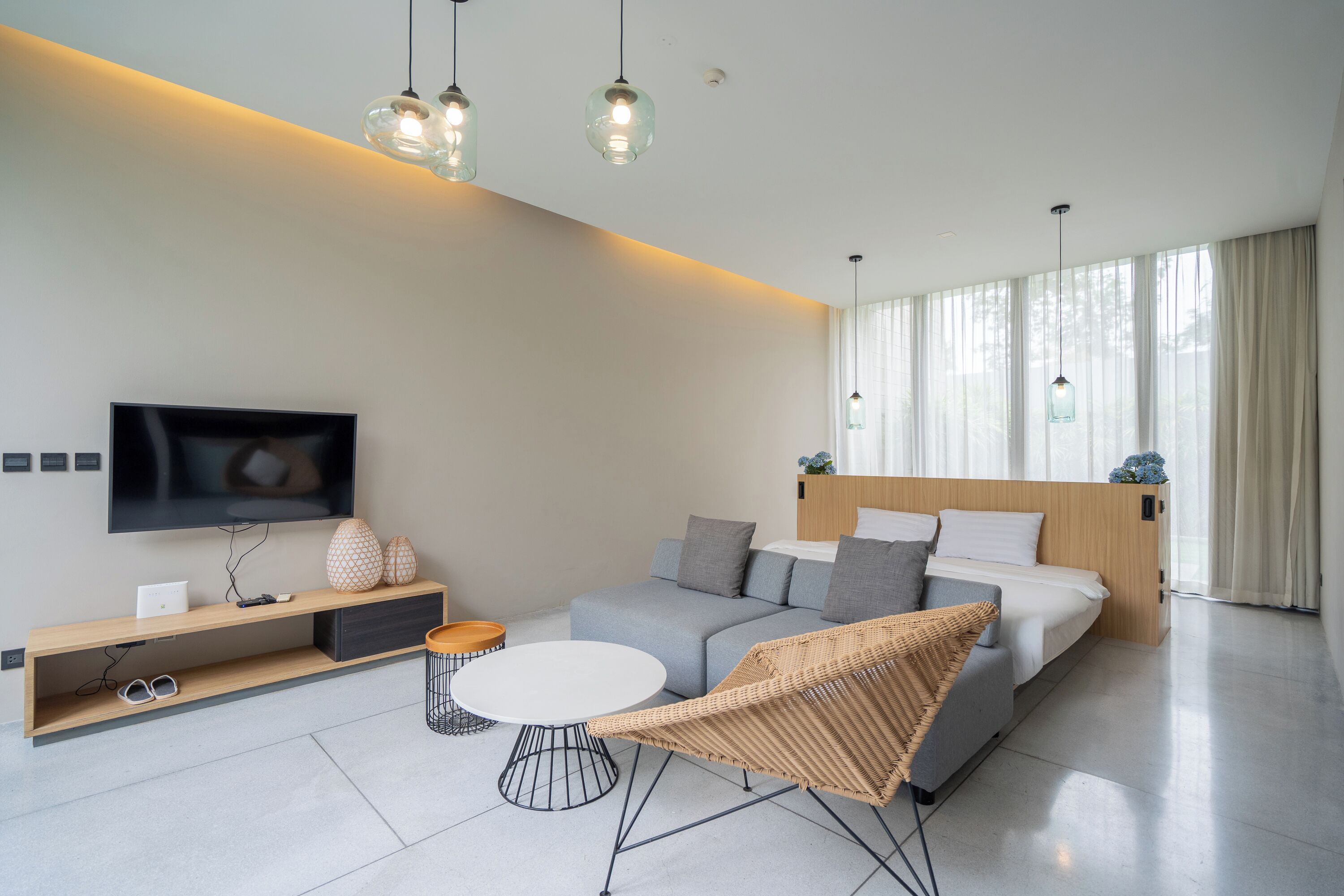 1 Bedroom Villa with Private Pool | Woonruimte | Een 43-inch televisie met satellietzenders