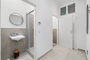 Een douche, een haardroger, handdoeken, zeep