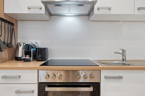 Een oven, een kookplaat, een vaatwasser