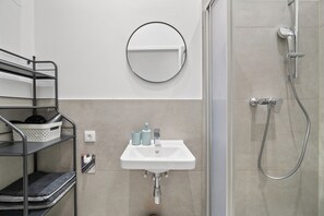 Dusche, Haartrockner, Handtücher, Seife